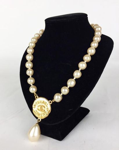 CHANEL COLLIER en perles de fantaisie et métal doré. Parfait état. 22 cm. Avec sa...