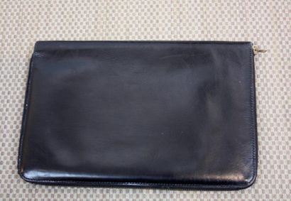 HERMES ORGANISATEUR en cuir noir. Fermeture éclair. Bon état général. 25 x 16 cm...