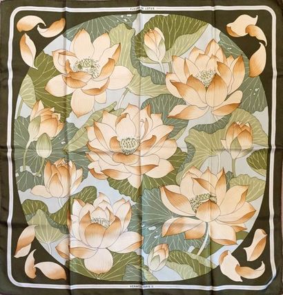 HERMES Paris CARRE en soie « Fleurs de Lotus » dans les tons vert et beige. Bel état....