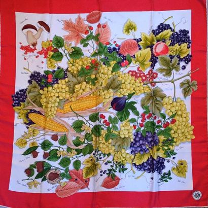MANTERO CARRE en soie à motif de fruits. Bon état. 89 x 89 cm.