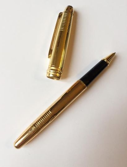 MONTBLANC STYLO « Miesterstück » bille en métal doré. Bon état (légèrement patin...