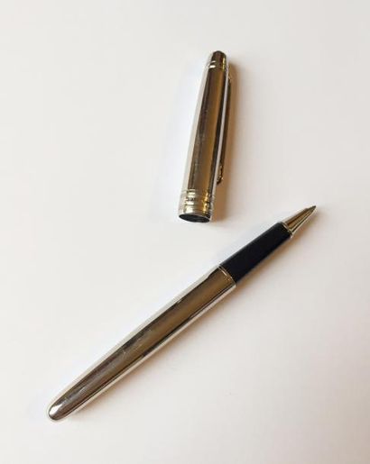 MONTBLANC STYLO « Miesterstück » bille en métal argenté. Très bon état.