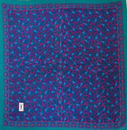 Yves Saint LAURENT CARRE en soie dans les tons bleu, vert et violet au décor de peysles....
