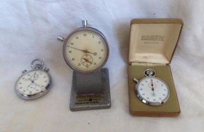 null " Lot de Chronomètres" Collection de trois chronographes. L'un, marque Burnat,...