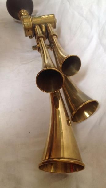 null "Testophone " Testophone à quatre cornets en bronze et cuivre produisant altérnativement...