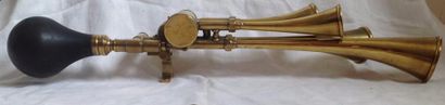 null "Testophone " Testophone à quatre cornets en bronze et cuivre produisant altérnativement...