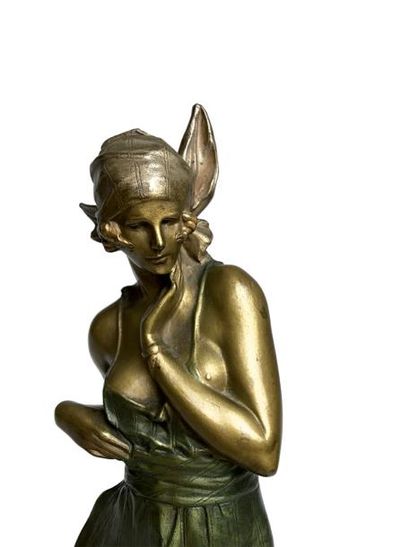 null BRUNO ZACH (1891-1935) «Pensive woman» Bronze à patine or, argent et vert d’une...