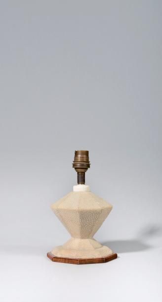 null CLEMENT ROUSSEAU (1872-1950) Pied de lampe octogonal épaulé sur une base reserrée...