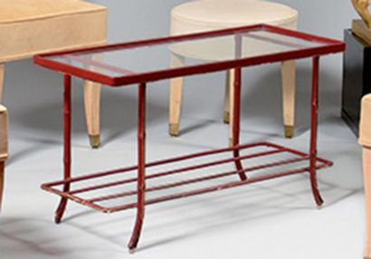 null JACQUES ADNET (1900-1984) Table basse rectangulaire en métal gainé de cuir rouge...