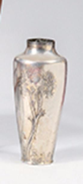 null ORIVIT Grand vase en métal argenté à décor repoussé d’arbres stylisés partiellement...