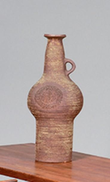 null JACQUES POUCHAIN (1925-2015) Spectaculaire vase à anse à panse décoré d’un soleil...