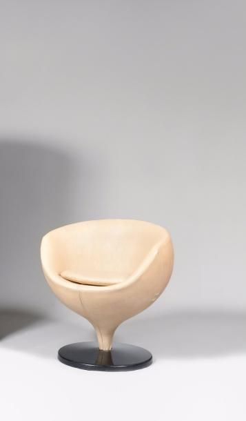 null PIERRE GUARICHE (1926-1995) MEUROP Edition «Luna», modèle créé en 1967 Fauteuil...