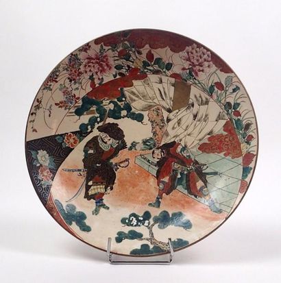 null JAPON Grand plat rond en porcelaine à décor imari de combattants. XIXème siècle...