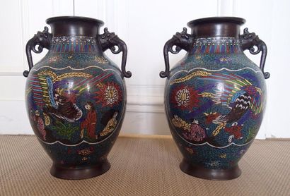 null CHINE Paire de vases balustre en bronze cloisonné. Fin XIXème siècle Haut :...