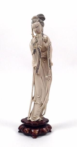 null CHINE Statuette en ivoire représentant une joueuse de flute. Socle en bois Début...