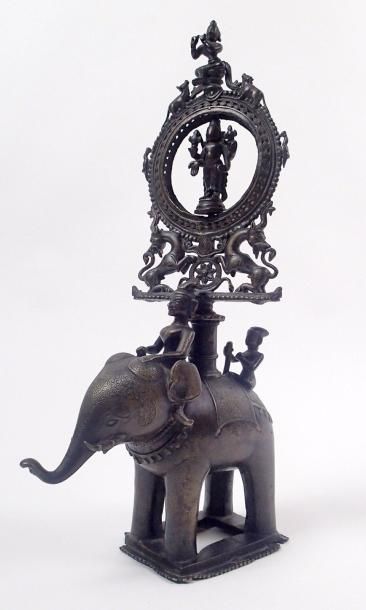 null INDE XIXe Porte-étendard en bronze patiné à décor d'un éléphant monté. Haut...
