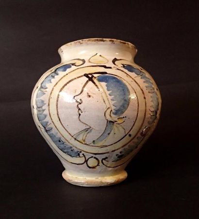 null PALERME ou CALTAGIRONE Vase pansu en faïence décoré en polychromie dans un médaillon...