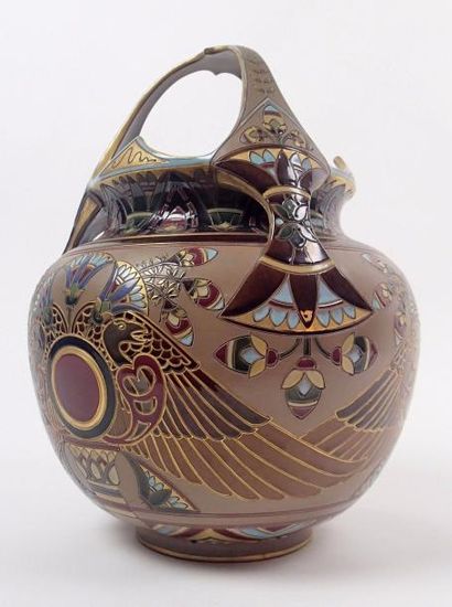 null SARREGUEMINES Vase en faience polychrome émaillée à décor Egyptien. Marque en...