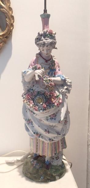 null MEISSEN
Pied de lampe en porcelaine polychrome représentant une femme aux bouquets...