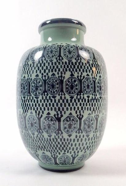 null SEVRES Vase balustre en porcelaine émaillée à fond vert d'eau décoré de motifs...