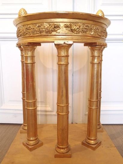 null TEMPLE en bois doré de forme demi-lune à cinq colonnes à chapiteaux. XIXème...