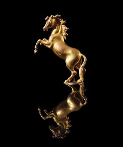 null Royaume des Deux Siciles. R re cheval cabré. En bronze doré, reposant sur une...