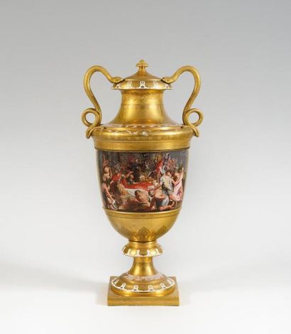 null Exceptionnel et grand vase en forme d’urne, en porcelaine blanche et dorée....