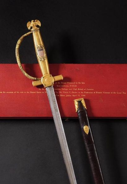 null SOUVENIR HISTORIQUE DU MARECHAL FOCH Epée de présent, réplique de l’épée présentée...