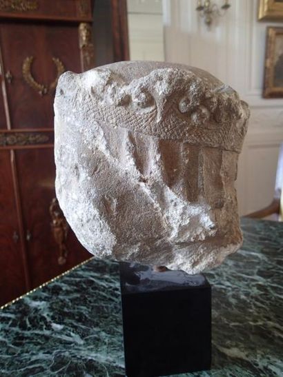 null TETE DE VIERGE couronnée en pierre calcaire sculptée. XIVe siècle
Hauteur: 20...