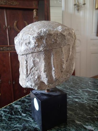 null TETE DE VIERGE couronnée en pierre calcaire sculptée. XIVe siècle
Hauteur: 20...