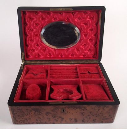 null COFFRET A BIJOUX en placage de loupe et marqueterie. Intérieur en velours rouge...