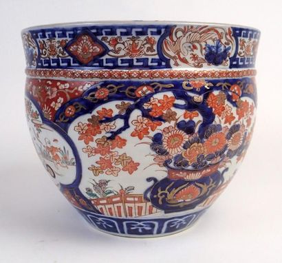 JAPON Cache pot en porcelaine à décor Imari à décor d’échassiers dans des réserves...