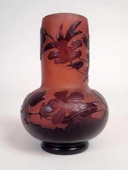 ÉTABLISSEMENT GALLÉ Petit vase à col cylindrique en verre gravé et dégagé à l’acide...