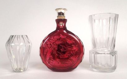 SAINT LOUIS Un vase en cristal taillé
Haut: 15 cm Un carafon en cristal teinté rouge
Haut:...