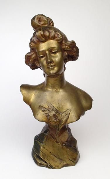 Ecole Française vers 1900 Buste de femme.
Bronze à double patine.
Signé sur la terrasse....