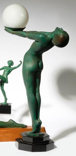 MAX LE VERRIER (1891-1973) Lampe à décor d’une femme nue debout sur la pointe des...