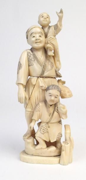 JAPON Okimono en ivoire représentant un pécheur et ses enfants
Haut: 20 cm (Quelques...
