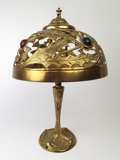 Georges LELEU (XIX-XXème siècle) Lampe en bronze doré modèle fougère, l'abat jour...