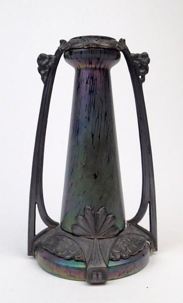 Attribué à Johann LOETZ (1880-1940) Vase fuselé en verre irisé à monture végétale...