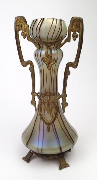 Attibué à Johann LOETZ (1880-1940) Vase fuselé en verre opaléscent, la monture en...