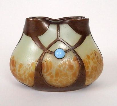 Attribué à Johann LOETZ (1880-1940) Vase piriforme en pâte de verre présentant une...