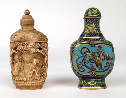 CHINE 2 Tabatières en cloisonné et ivoire teinté.
Fin XIXème siècle
Haut: 7,5 cm