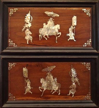 CHINE Paire de panneaux en bois et marqueterie de nacre à décor de cavaliers
XIXème...