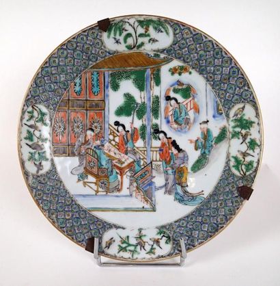 CHINE Assiette en porcelaine de la famille Verte à décor polychrome d'une scène de...