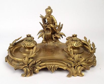 null ENCRIER en bronze doré et ciselé à deux godets à décor d'un putti sur une fontaine....