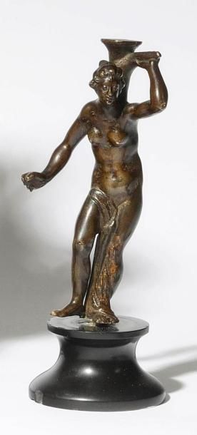 ECOLE ITALIENNE DU XVIIème SIECLE Venus
Bronze patiné
Haut: 13 cm (soclé et restauration...