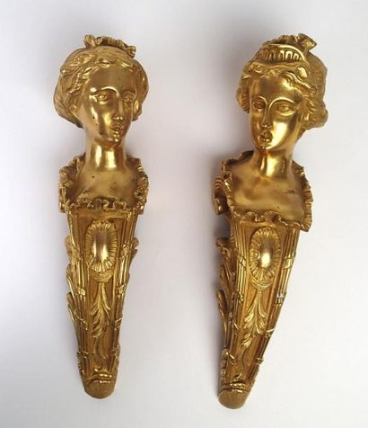 null PAIRE D' ESPAGNOLETTES en bronze doré et ciselé à décor de buste féminin.
XIXème...