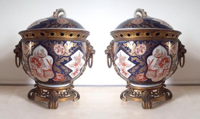 France XIXe Paire de pots couverts en porcelaine à décor dans le gout Imari de motifs...