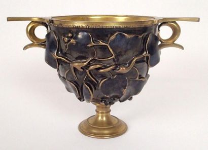 F.Barbedienne (1810-1892) Coupe skyphos en bronze à double patine à décor feuillagé.
Fin...