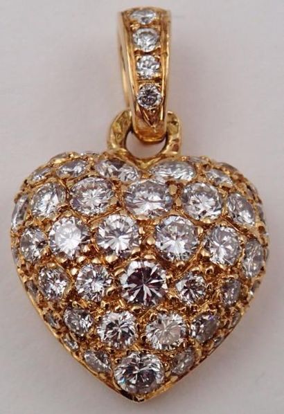CARTIER CARTIER 

PENDENTIF en or jaune (18k) au motif d'un coeur serti de diamants...